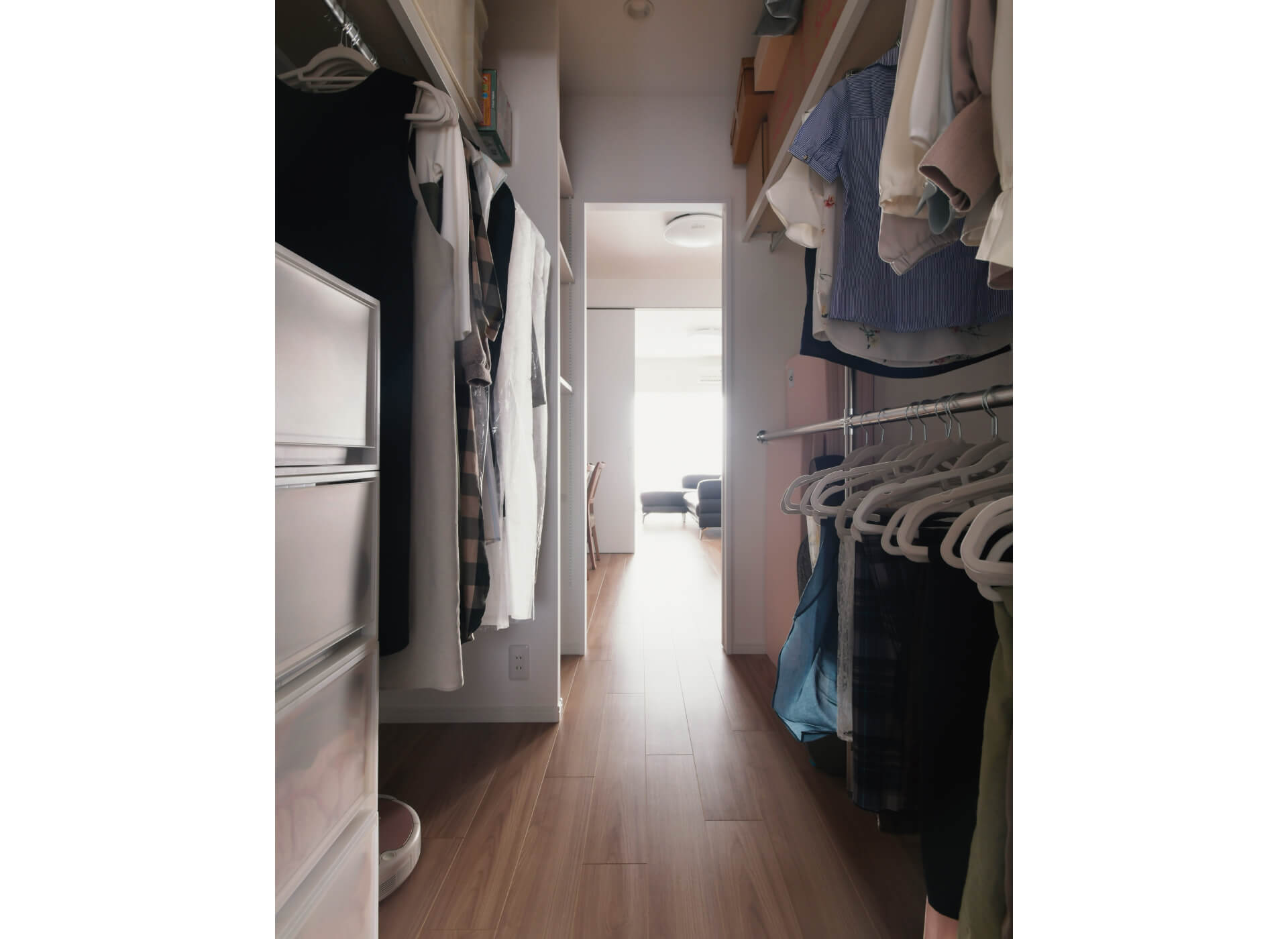 WALK-THROUGH CLOSET