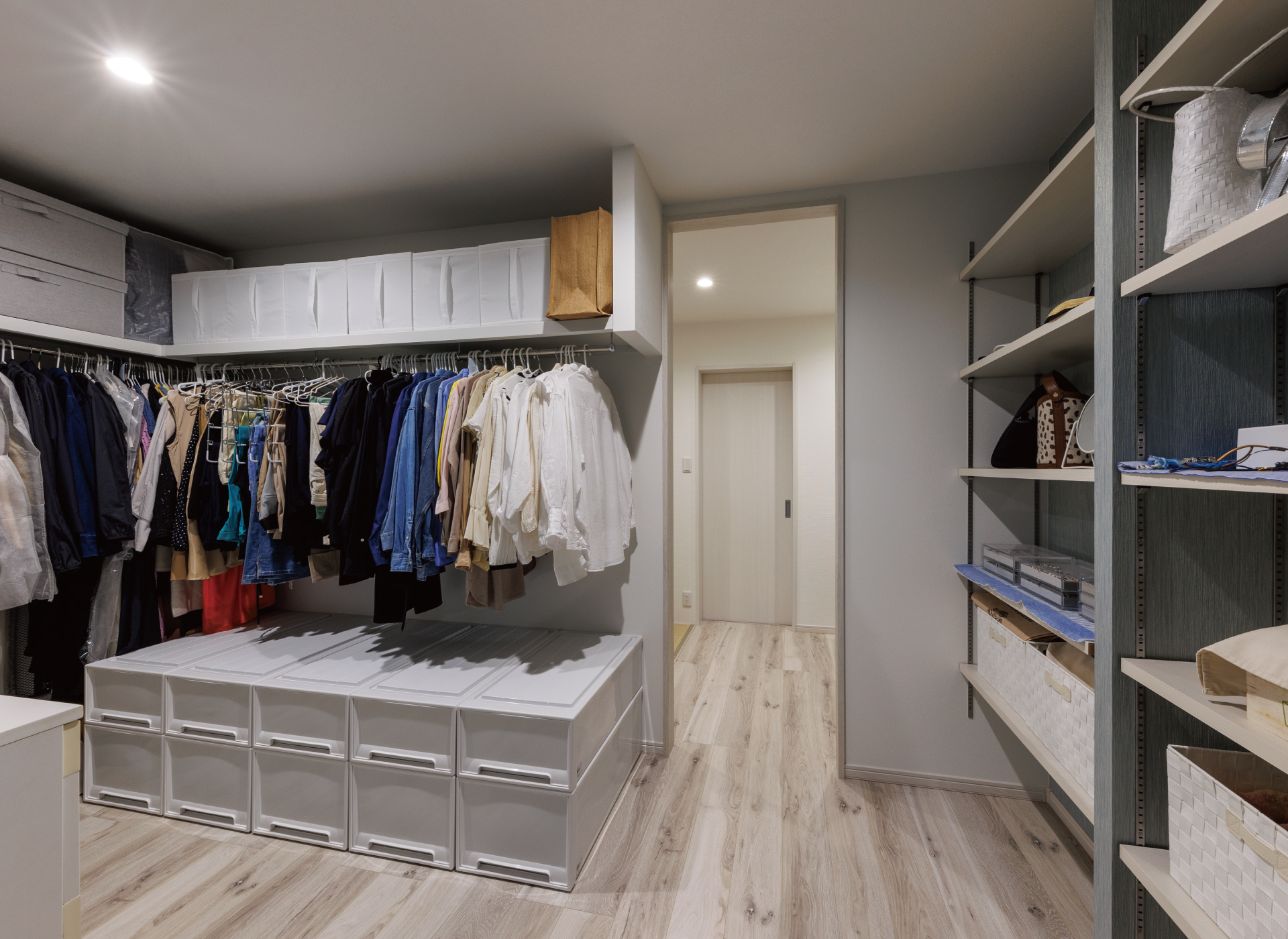 WALK-IN CLOSET