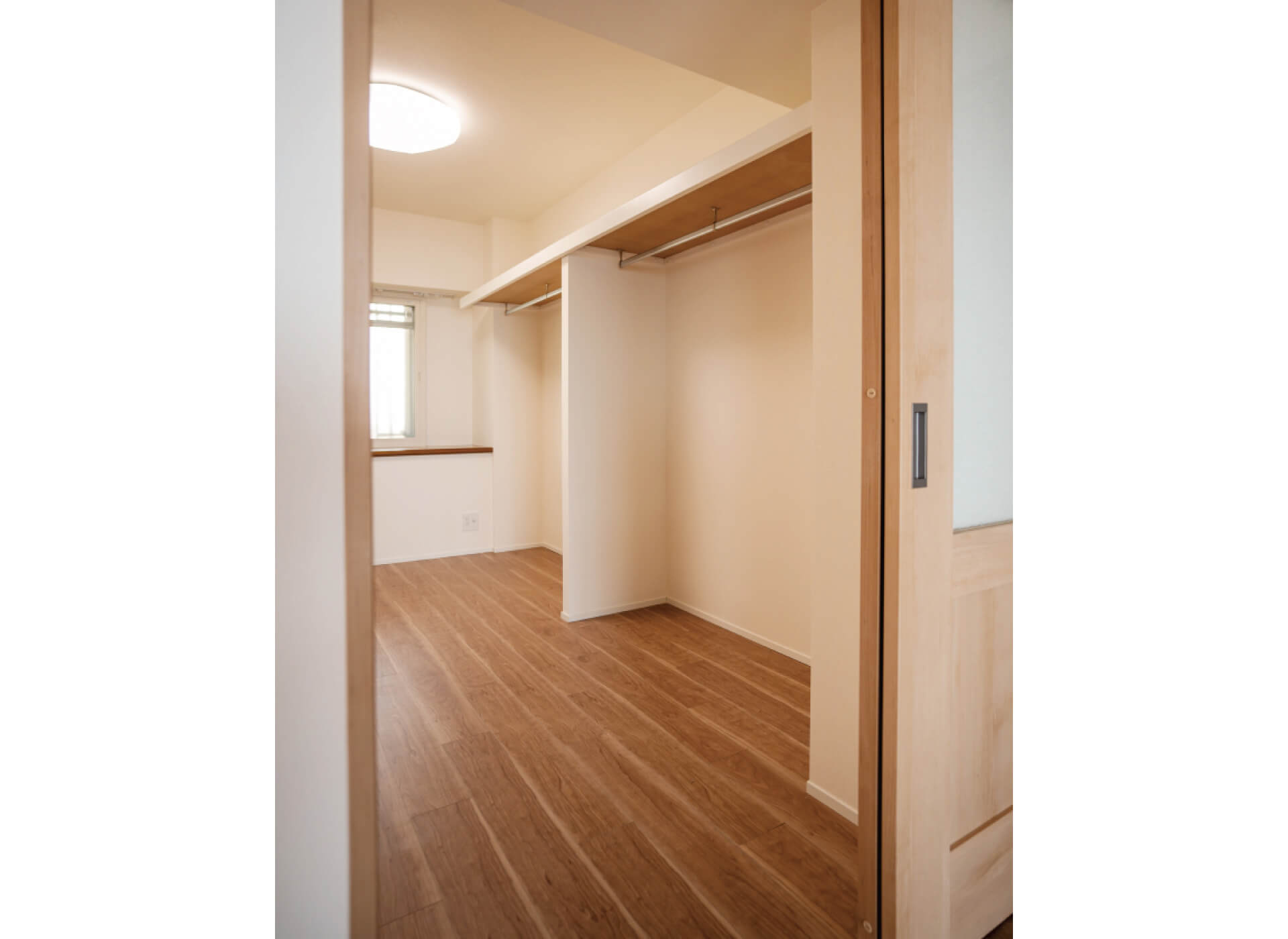 WALK-IN CLOSET
