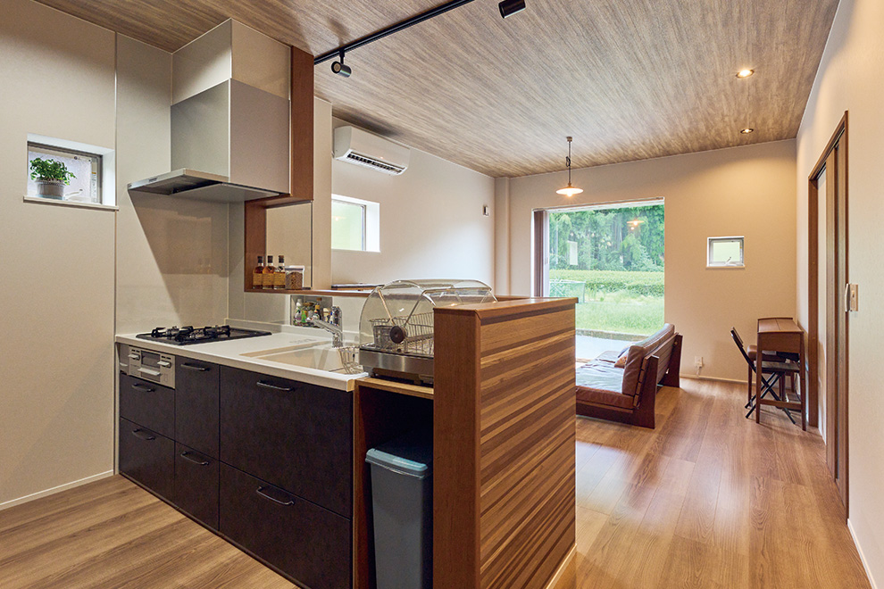 「リフォーム事例写真。」キッチンに立つと眼前にお茶畑が広がります。手元を隠せるよう、腰壁をやや高めに設置しました。