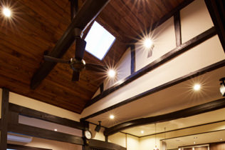 古民家ならではの高い小屋裏を活かして天井を上げ、勾配天井に。